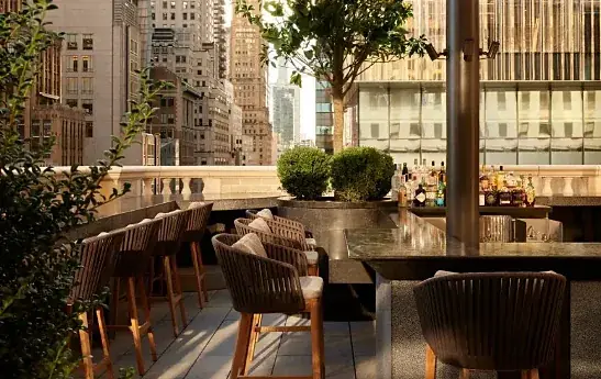 Rooftop-Terrasse des Aman New York mit Blick über Manhattan