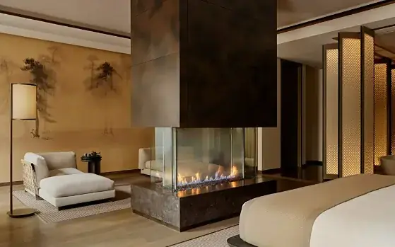 Suite im Aman New York mit dreiseitigem Kamin und asiatisch inspiriertem Interior