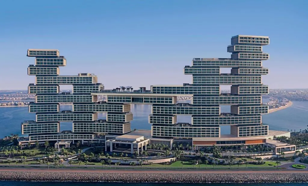 Sechs gestaffelte Baukörper statt eines geschlossenen Blocks — die Struktur öffnet immer wieder den Blick auf Meer und Skyline.