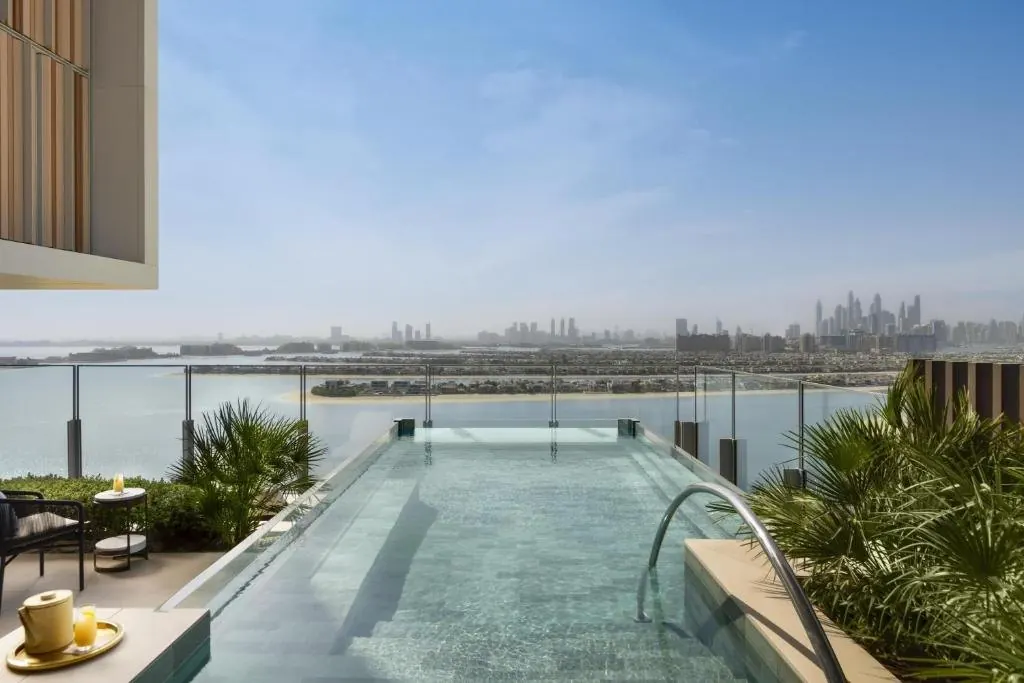 Privater Pool auf einer Suiten-Terrasse hoch über Palm Jumeirah — Villa-Eigenschaften, vertikal ins Großresort gebracht.