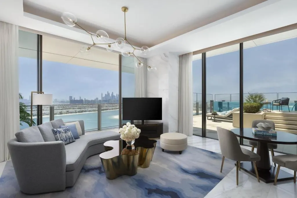 Wohnbereich einer Suite mit Panorama zur Skyline — großzügige Erlebnisräume statt bloß zusätzlicher Quadratmeter.