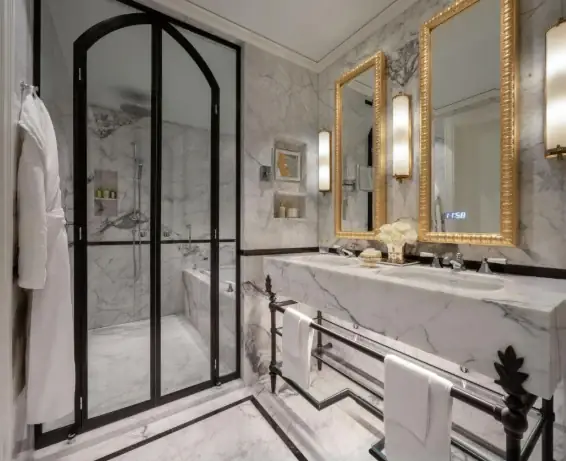 Marmorbad mit Messingarmaturen und Spiegeln im Badrutt’s Palace