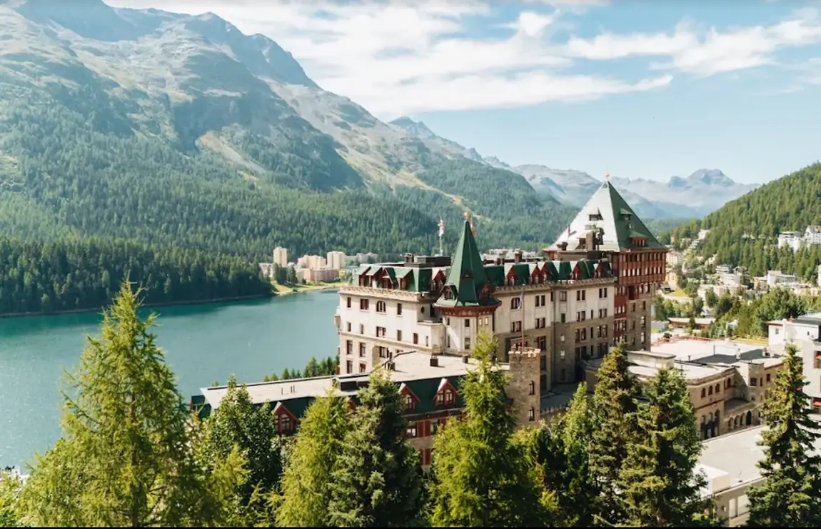 Badrutt’s Palace über dem St. Moritzersee, umgeben von Wäldern und Bergen