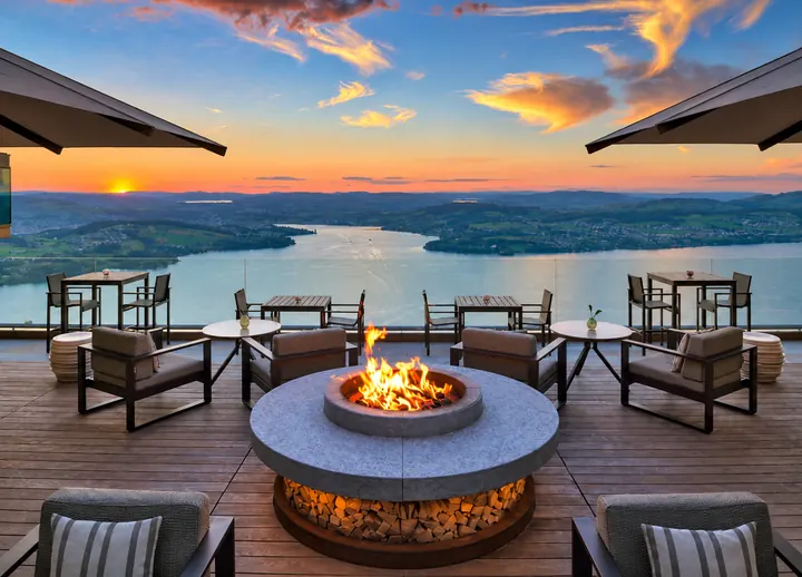 Terraza con brasero y amplia vista sobre el lago de los Cuatro Cantones al atardecer
