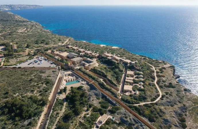 Cap Rocat — die einstige Küstenfestung Cap Enderrocat auf einer Landzunge in der Bucht von Palma.