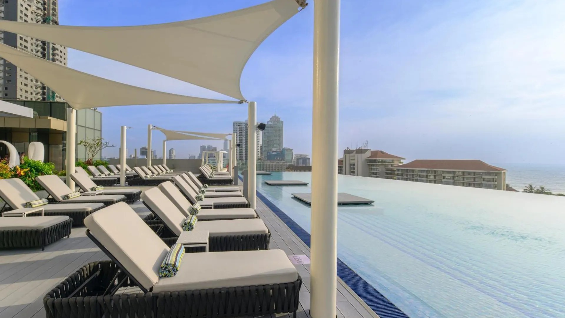Infinity-Pool mit Meerblick, Cinnamon Life Colombo.