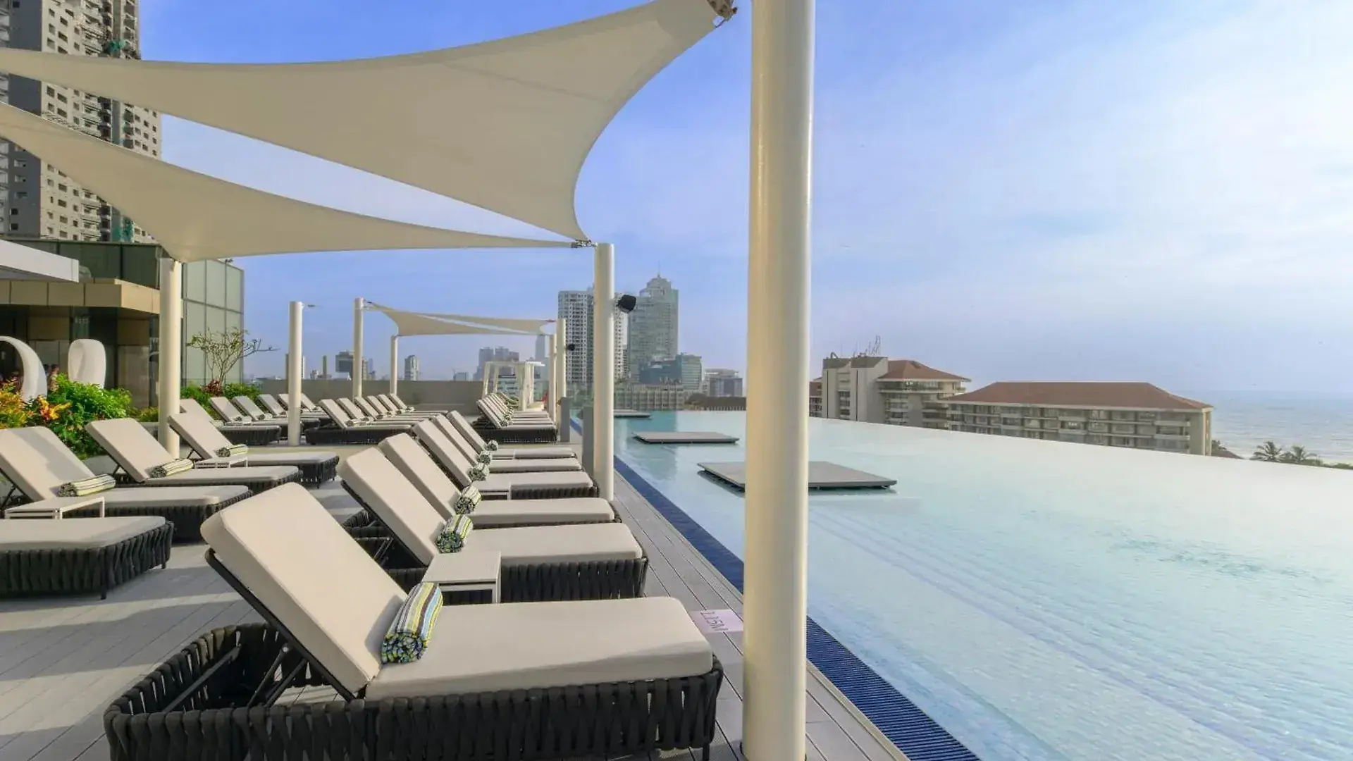 Infinity pool with sea view, Cinnamon Life Colombo.
