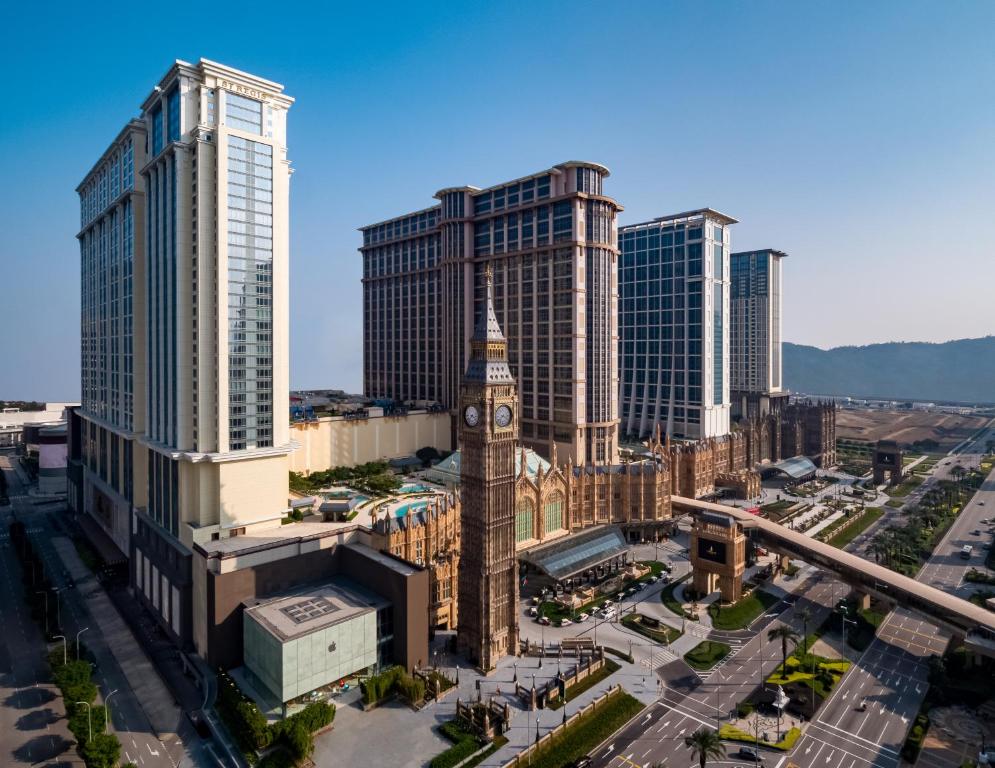 The Londoner Macao mit Big-Ben-Nachbau bei Tag, Cotai Strip.