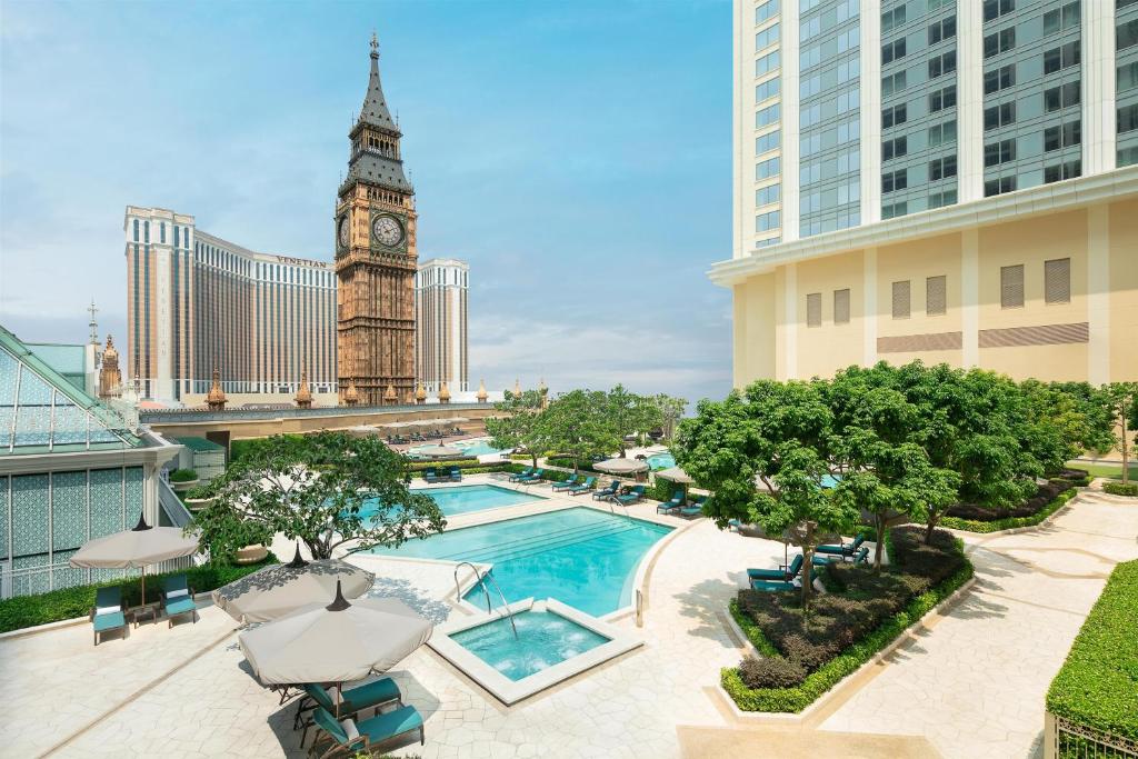 Poolterrasse mit Blick auf den Uhrturm und The Venetian, Conrad Macao.