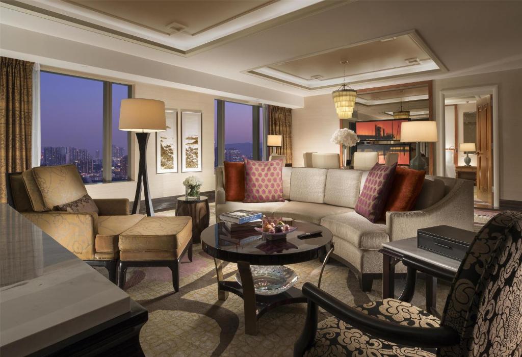 Suite mit Wohnbereich und Blick über Cotai im Abendlicht, Conrad Macao.