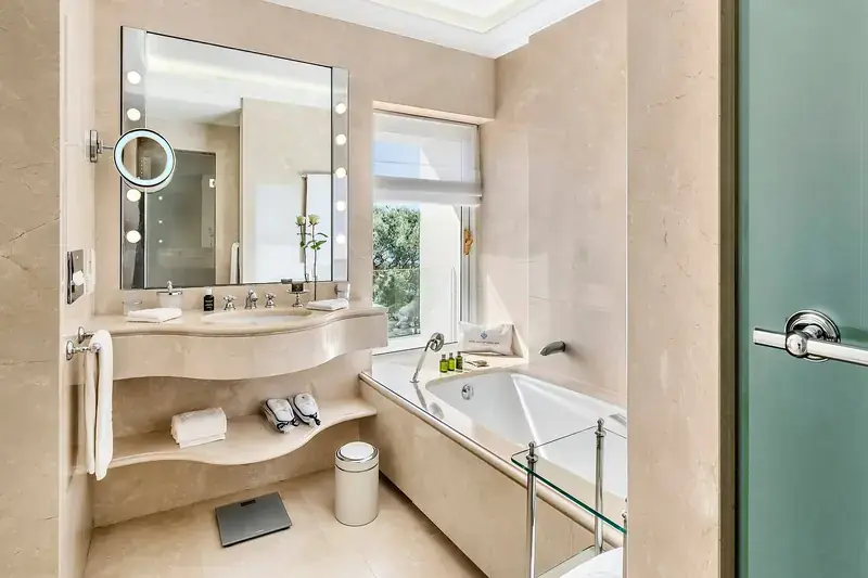 Marmorbad mit Wanne und Tageslicht im Hôtel du Cap-Eden-Roc
