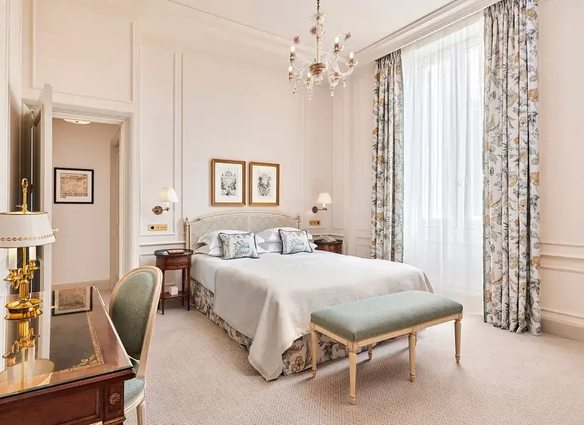 Klassisch eingerichtetes Zimmer im Hôtel du Cap-Eden-Roc mit heller Täfelung