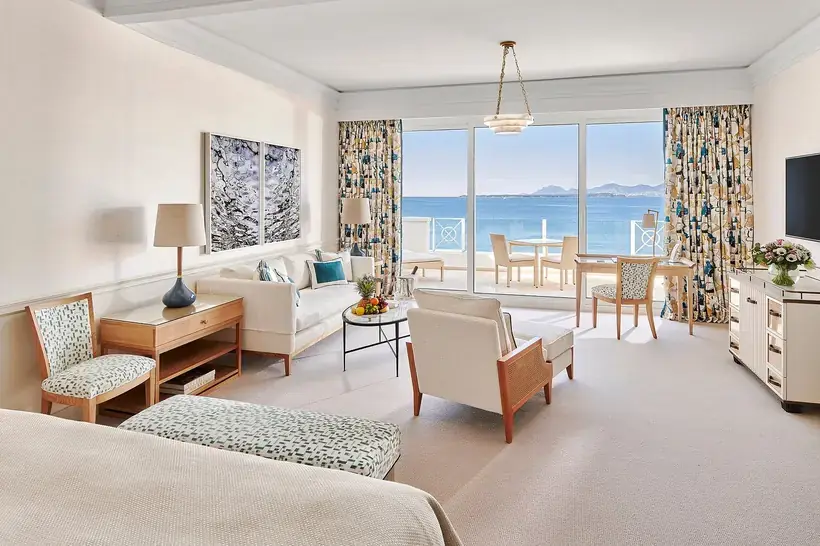 Wohnbereich einer Suite mit Meerblick und eigener Terrasse zum Mittelmeer