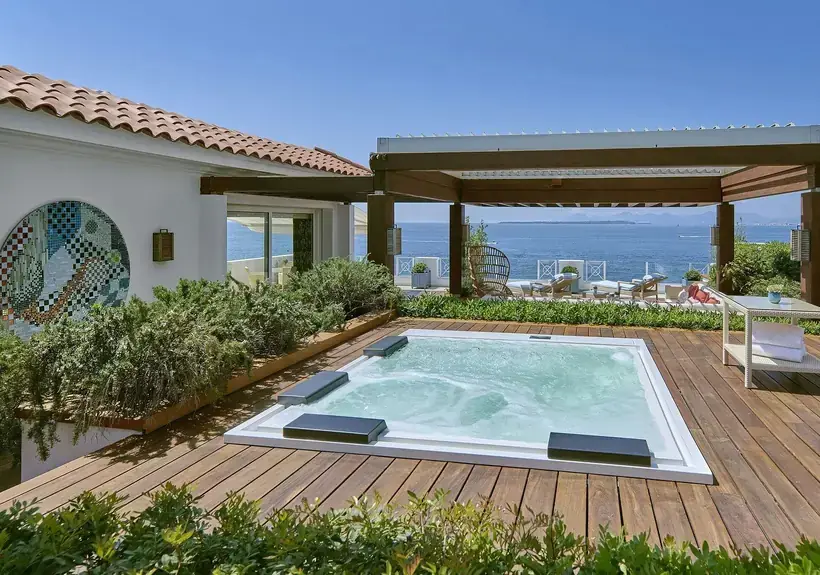 Private Villenterrasse mit Whirlpool und Blick über das Mittelmeer am Cap d’Antibes