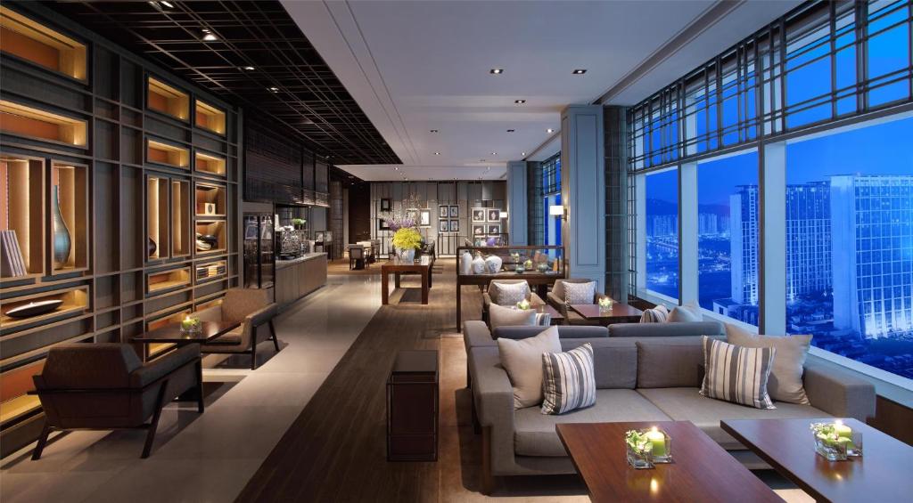 Club lounge con vistas a la ciudad.