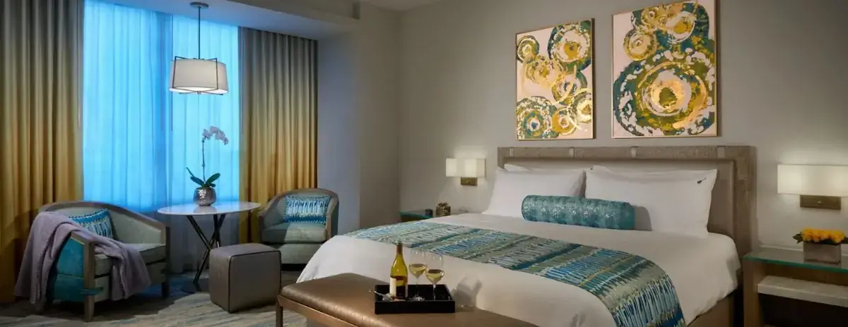 Gästezimmer mit Kunst und Farbakzenten — hinter der spektakulären Hülle ein zeitgemäßes, funktionales Produkt.