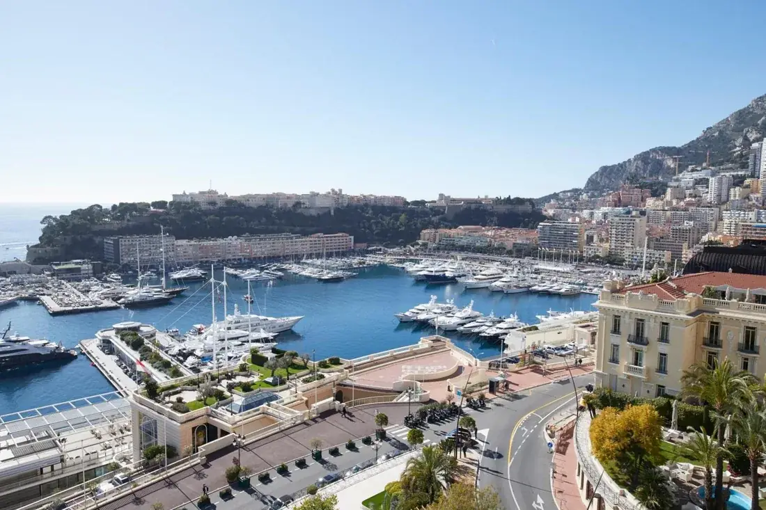 Luftaufnahme des Hafens von Monaco mit zahlreichen Yachten und der Altstadt