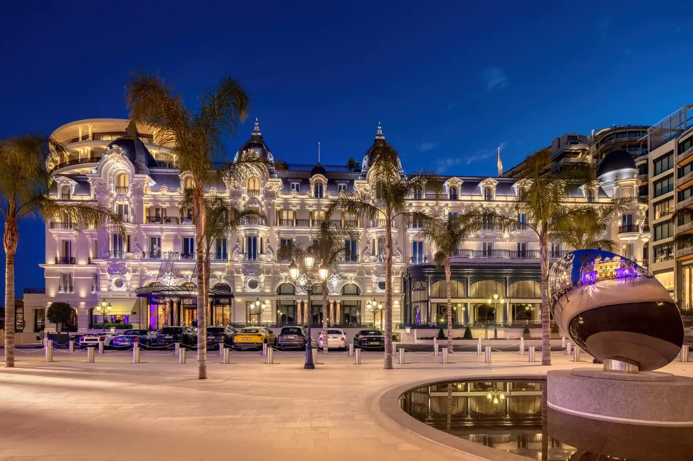Beleuchtete Belle-Époque-Fassade des Hôtel de Paris Monte-Carlo am Place du Casino bei Nacht