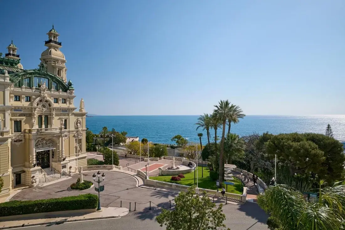 Blick auf die Opéra de Monte-Carlo, den Place du Casino und das Mittelmeer