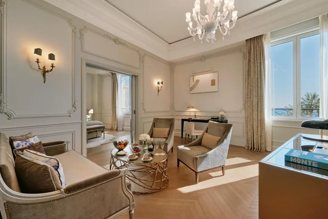 Wohnbereich einer großzügigen Suite mit Meerblick und Belle-Époque-Details