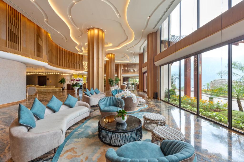 Lobby mit großen Fensterflächen zur Bergkulisse, KK Sapa Hotel.