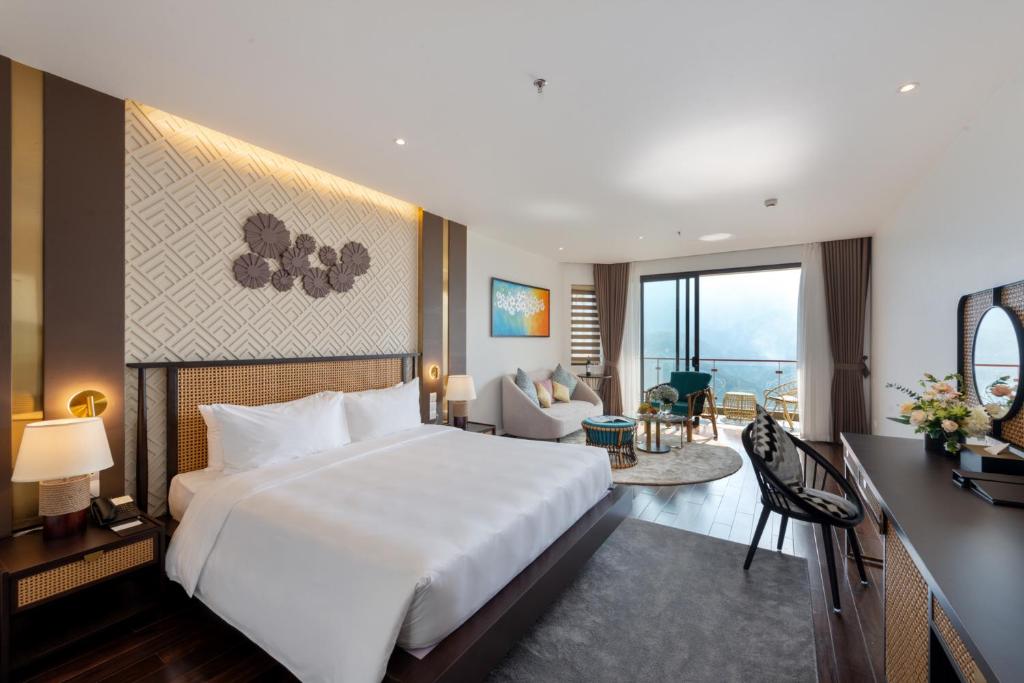 Zimmer mit geflochtenem Kopfteil und Balkon zum Tal, KK Sapa Hotel.