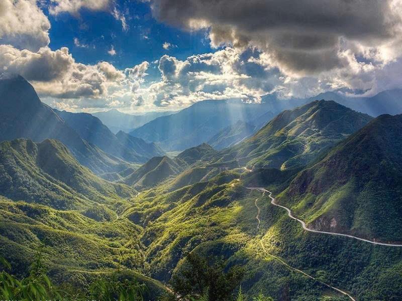 Bergtal bei Sa Pa mit einfallendem Licht, Nordvietnam.