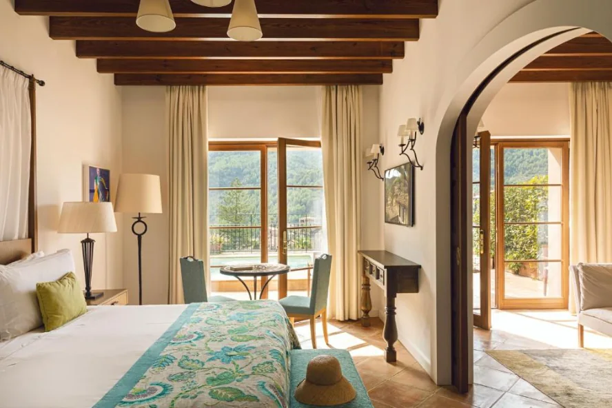 Zimmer mit Blick auf Pool und Berge — Qualität entsteht aus Raum, Licht und Ausblick.