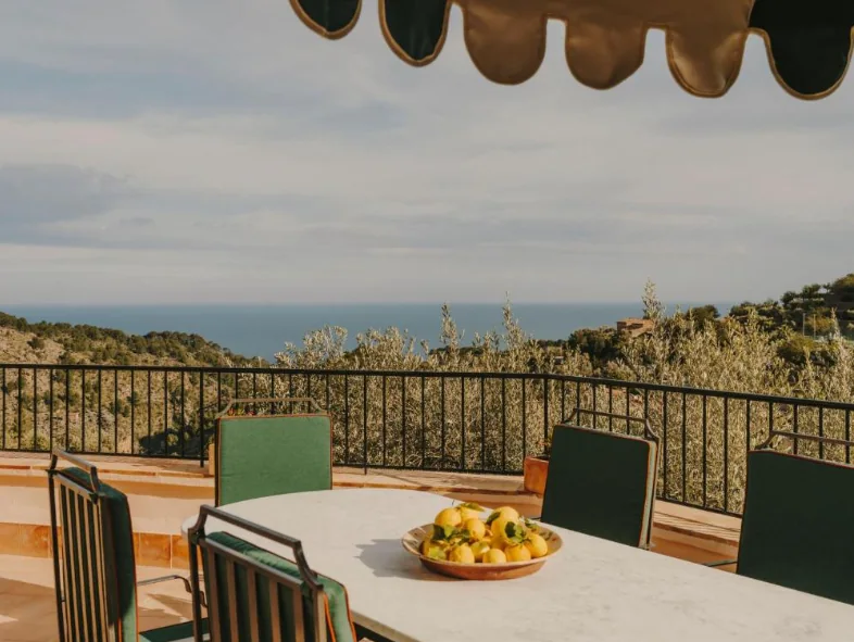 Terrasse mit Blick auf das Mittelmeer — das Meer ist präsent, aber nicht der Grund der Buchung.
