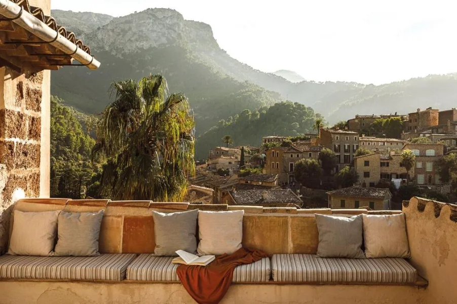 Blick von einer Terrasse über Deià und die Tramuntana — der Ort selbst ist Teil des Aufenthalts.