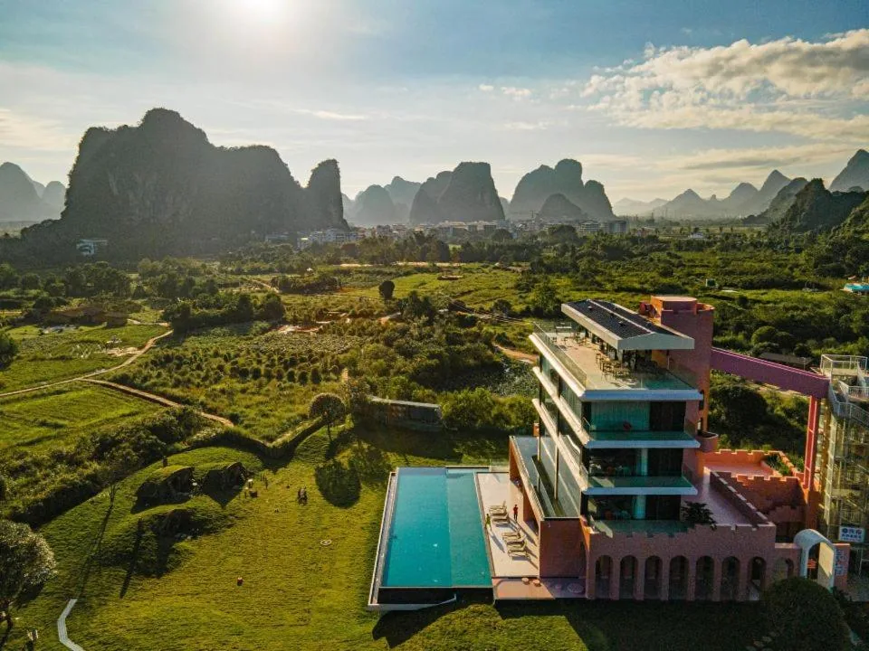 Luftaufnahme des LIANGSU Hotels in Yangshuo — privater Pool und markante Architektur vor den Karstbergen von Guangxi.