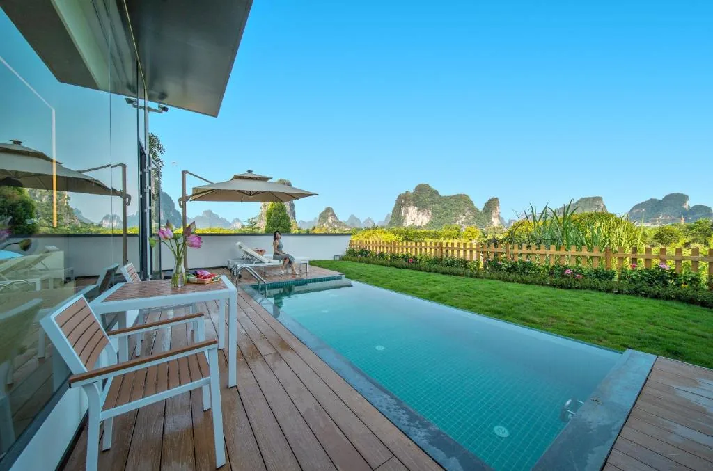 Private Poolterrasse mit Sonnenschirm und Blick auf die Karstlandschaft von Yangshuo.