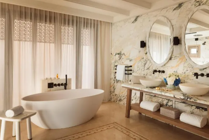 Bäder in Marmor mit natürlichem Licht — Wellness als eigener Reisegrund, nicht nur als Zusatzangebot.