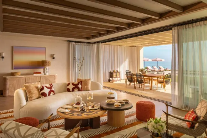 Wohnbereich mit fließendem Übergang zur Terrasse und zum Meer — die Villa als eigenständiges Luxusprodukt im Resort.