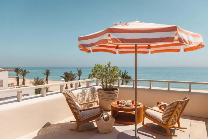 Rund 700 Meter Strand und großzügige private Terrassen — geringe Dichte als Teil des Produkts.