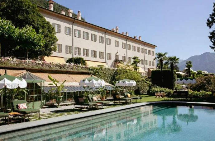 Fassade der Villa Passalacqua mit Pool und Gartenterrasse