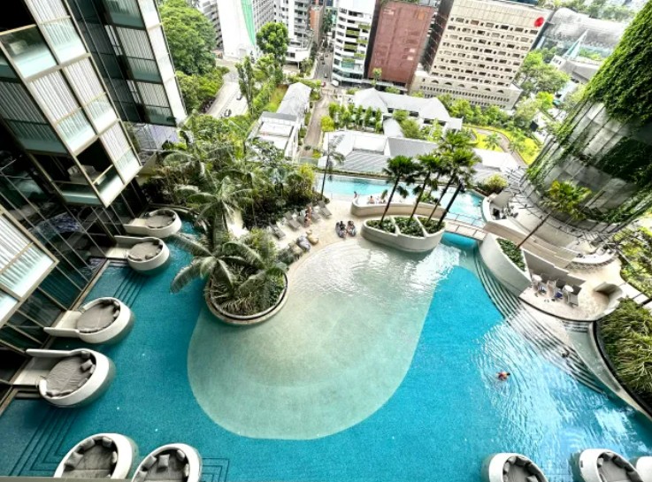 Die Beach-Terrasse mit Lagune und Poollandschaft über den Dächern Singapurs.