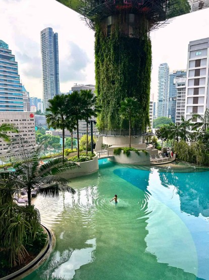 Poollandschaft an der begrünten Säule bei Tag — Resortgefühl mitten im Stadtzentrum.