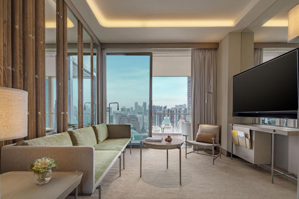 Suite mit raumhoher Verglasung und Blick über die Stadt — Ruhe über dem Trubel der Orchard Road.