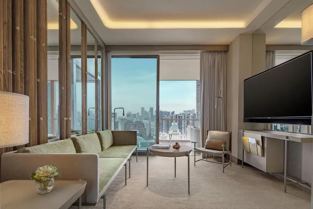 Suite mit raumhoher Verglasung und Blick über die Stadt — Ruhe über dem Trubel der Orchard Road.