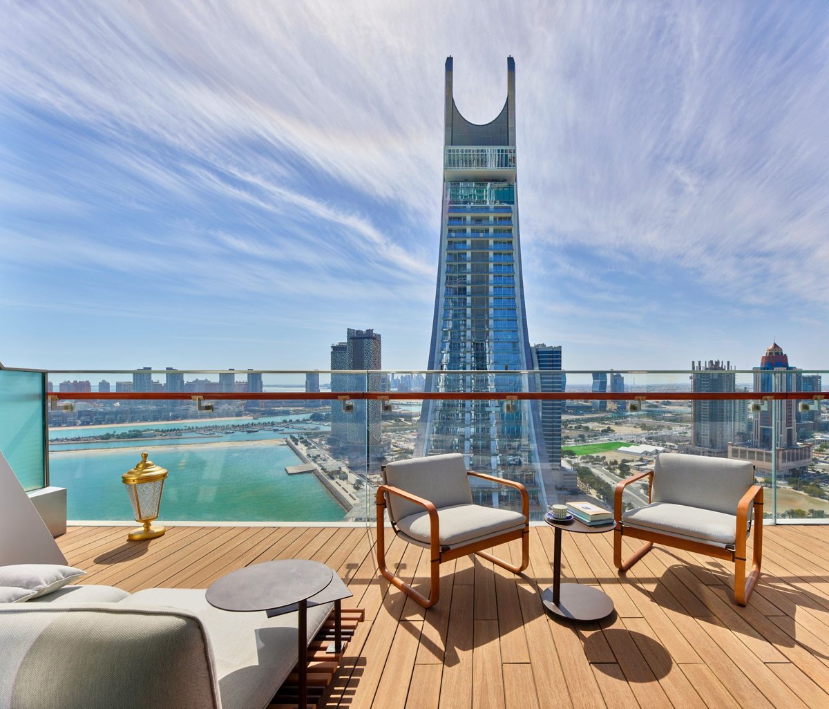 Blick von einer privaten Terrasse auf die geschwungene Silhouette der Katara Towers — die Architektur wird Teil des Gästeerlebnisses.