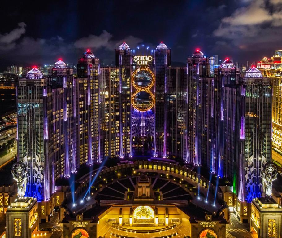 Studio City Macau bei Nacht mit Lichtinszenierung, Cotai.