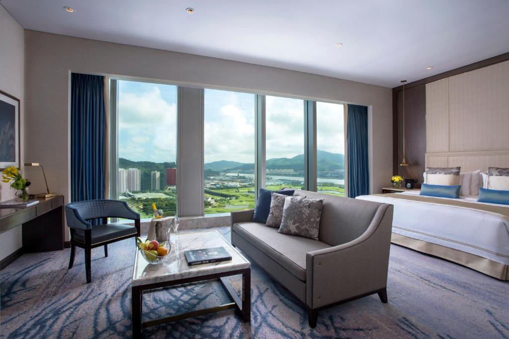 Zimmer mit Sitzbereich und Blick über Cotai, Studio City Macau.