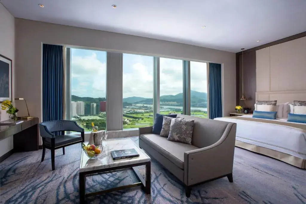 Zimmer mit Sitzbereich und Blick über Cotai, Studio City Macau.