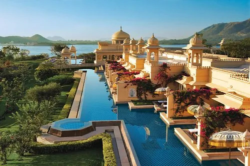 The Oberoi Udaivilas — Kuppeln, Pavillons und Infinity-Pools am Ufer des Pichola-Sees.