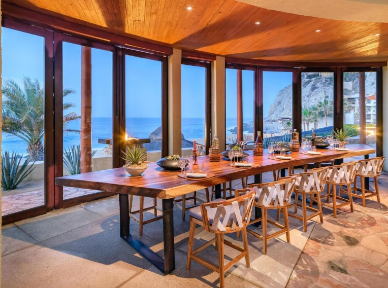 Privater Dining-Bereich mit raumhoher Verglasung zum Pazifik — Innenräume, die sich vollständig zur Landschaft öffnen.