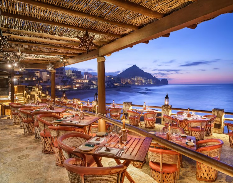 Das Klippenrestaurant El Farallón über dem Pazifik — die dramatische Lage zwischen Fels und Wasser wird zum Bestandteil des Erlebnisses.
