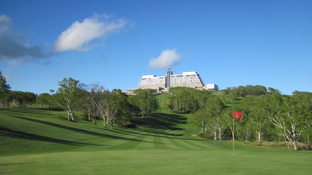 Das Resort über dem Golfplatz im Sommer, The Windsor Hotel Toya.